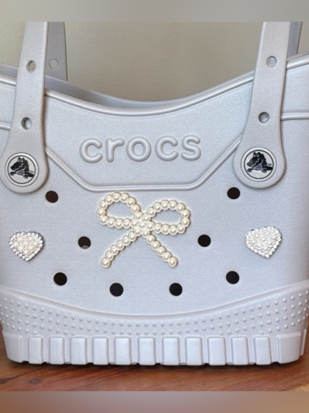 ♥️💖 Crocs Small Tote Taupe Large  Pearl Bow Charm 2 Rhinestone Heart Charms NWOT